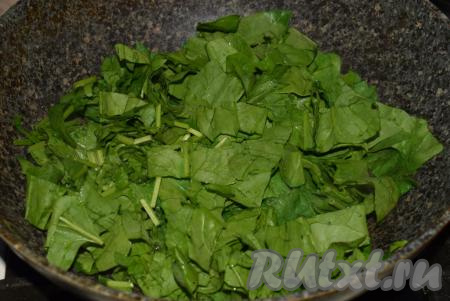 Разогреваем сковороду на слабом огне, добавляем растительное масло. Шпинат нарезаем на полоски, выкладываем на сковороду, разогретую с маслом, и слегка обжариваем его на слабом огне, иногда помешивая (примерно, 2 минуты).