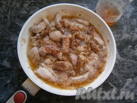Свинину обжарить вместе с луком на среднем огне до изменения цвета (3-5 минут), после чего влить пиво, всыпать соль и приправу.
