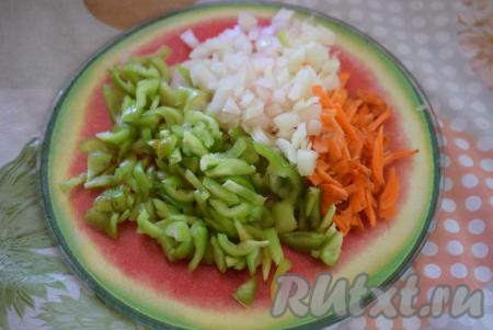 Лук, свеклу и морковь очистим, у болгарского&nbsp;перца удалим плодоножку и семена. Нарежем лук и болгарский перец мелкими кубиками, морковь натрем на терке (или нарежем мелко).