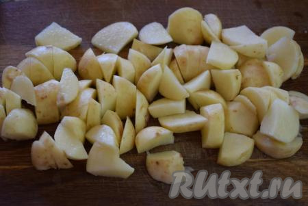 Картофель (я использовала молодой картофель) очистим и нарежем на небольшие дольки. Как только бульон закипит, кладем в него нарезанный картофель и варим картошку на среднем огне до готовности (примерно, 10-12 минут - продолжительность варки зависит от размера и сорта картофеля).