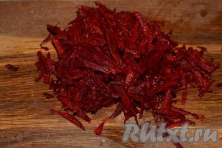 Свеклу натрем на крупной терке.