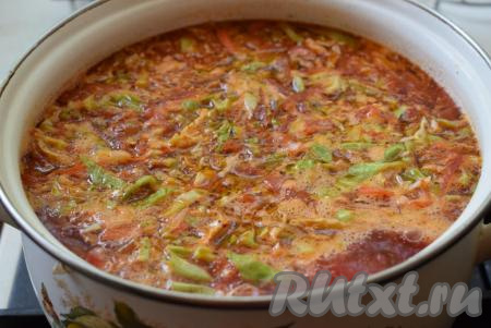 Затем в бульон с картофелем и капустой добавляем зажарку, варим всё вместе с момента закипания еще, примерно, 2 минуты.