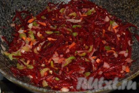 Обжарим перец, морковку и лук, иногда помешивая, на среднем огне до размягчения овощей. Далее добавляем свеклу.