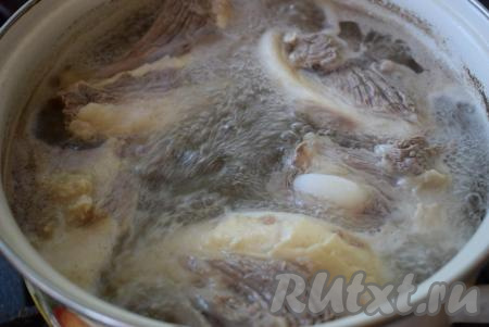 После закипания снимаем пену шумовкой и делаем огонь тише. Варим мясо до готовности (говядина варится, примерно, 2,5 часа, если вы варите борщ со свининой, то она будет готова, примерно, через 1,5-2 часа).