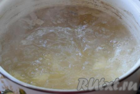 В кипящий мясной бульон, из которого мы вынули готовое мясо, доливаем 1 литр кипяченой&nbsp;воды&nbsp;и ждем закипания.