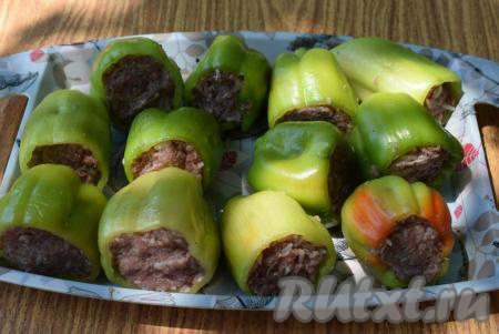 Затем заготовки болгарских перцев наполняем фаршем из мяса и риса.