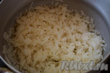 В это время отварим рис до готовности, для этого заливаем рис водой и варим с момента закипания, примерно, 10 минут (до готовности), солим по вкусу. Сольем с готового риса воду и промоем&nbsp;под холодной водой.