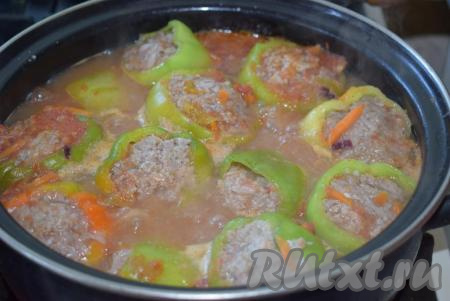 Заливаем перцы зажаркой и наливаем кипяченую воду (вода должна покрывать перцы более, чем на половину).