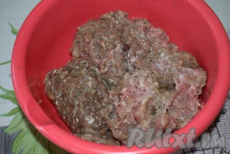 Для приготовления фарша прокрутим на мясорубке мясо с луком. Посолим и поперчим фарш по вкусу и оставим на 15 минут пропитаться специями.