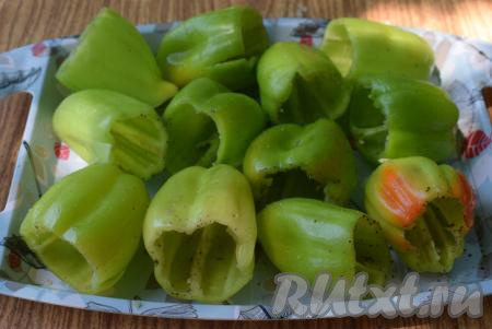 Далее берем каждый перец, натираем его солью и черным молотым перцем внутри для того, чтобы перчик был вкусным, а не пресным.