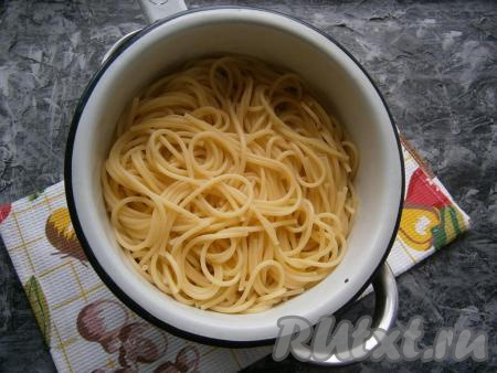 Готовые спагетти выложить в дуршлаг, чтобы стекла вода.