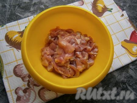 Чеснок и лук очистить. Куриное мясо нарезать на небольшие длинные кусочки.