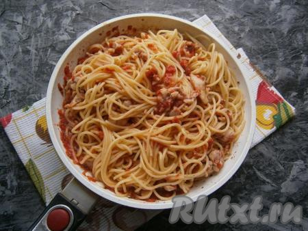 Тщательно перемешать, подержать сковороду на небольшом огне еще несколько минут и снять с огня.