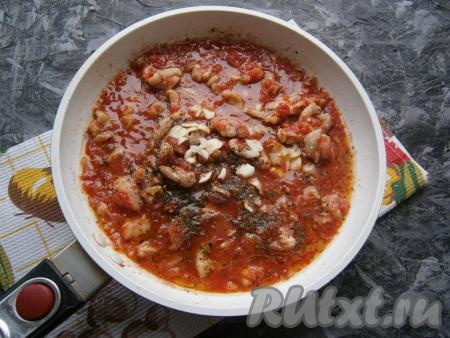 Тушить кусочки курицы на медленном огне под прикрытой крышкой 10-15 минут. По истечении времени добавить сухой базилик и нарезанный мелко чеснок.