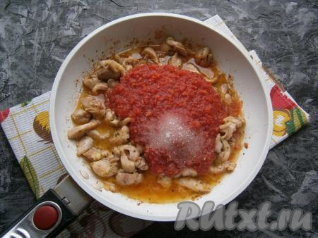 Кусочки курицы с луком обжарить на среднем огне, периодически помешивая, до небольшой румяности мяса, далее влить томат, добавить соль и сахар, довести до кипения и убавить огонь.