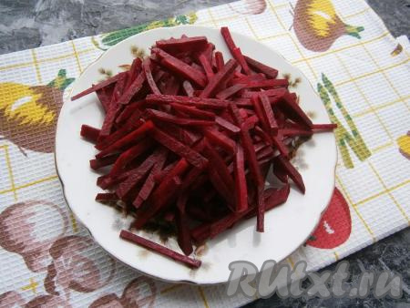 Свеклу, лук и чеснок очистить. Свеклу нарезать брусочками (при желании, можно нарезать её соломкой или натереть на тёрке).