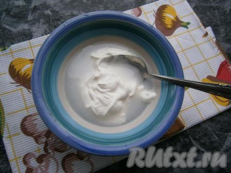 Сметану смешать с водой.