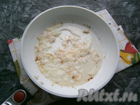 Лук нарезать произвольно и обжарить его до золотистости  на растительном масле, периодически помешивая.
