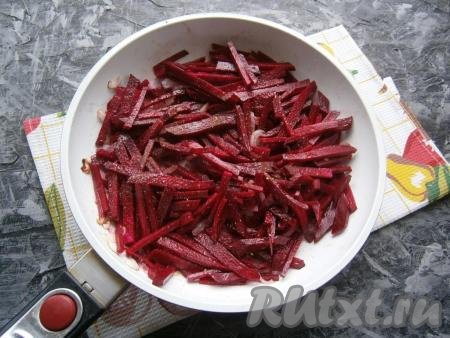 К обжаренному луку выложить свеклу, посолить, посыпать специями, перемешать и обжарить на небольшом огне минут 10, периодически перемешивая.
