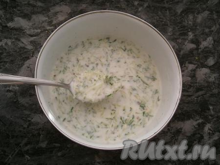 Болгарский суп "Таратор" перемешать и отправить в холодильник на 1-2 часа.