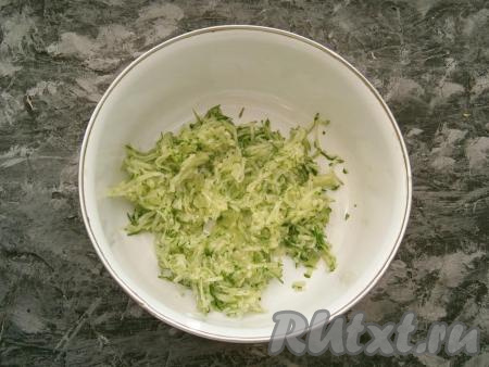 Свежие огурцы вымыть, обсушить и натереть на средней тёрке.