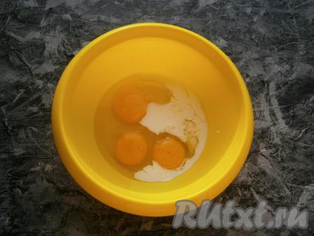 В миску разбить яйца, влить молоко, хорошенько взбить вилкой яичную смесь.
