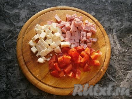 Колбасу, помидоры и сыр нарезать небольшими кубиками. Если вы используете сыр твёрдых сортов, тогда натрите его на тёрке.