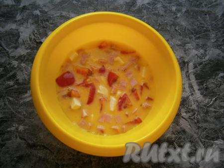 В яичную смесь добавить колбасу, сыр и помидоры, посолить и перемешать.