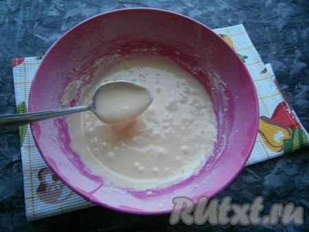 Перемешать тесто&nbsp;на небольшой скорости миксера до однородности. Тесто должно получиться похожим на нежирную сметану.