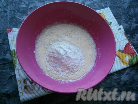 В получившуюся массу всыпать муку с разрыхлителем.