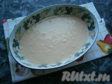 Вылить тесто в форму (приблизительно размер формы 16х26 см), предварительно прогретую в духовке и смазанную сливочным маслом.