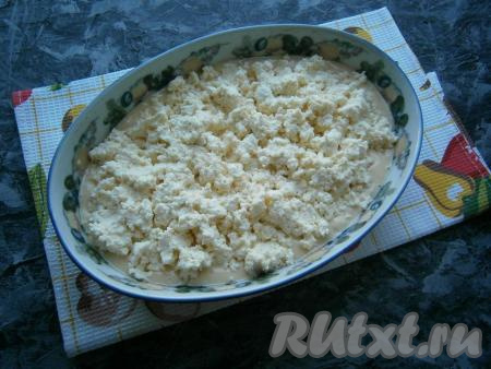 Творожную массу выложить поверх теста, стараясь уложить ровным слоем.