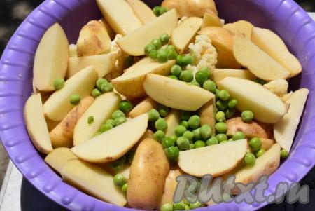 Молодой картофель тщательно промоем от земли и грязи, не снимая шкурку. Разрежем каждый клубень на 4 дольки. Для этого рецепта можно использовать и обычный картофель, только предварительно очистите кожуру. Зеленый горошек отделим от стручков и добавим к картофелю (если нет свежего горошка, можно взять замороженный горошек или вовсе не добавлять).