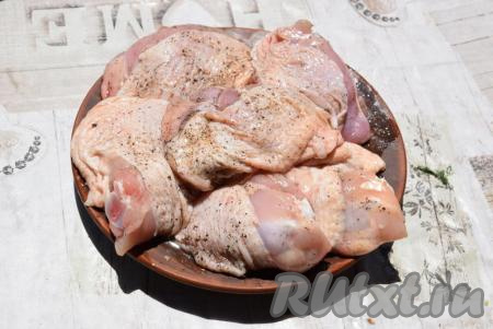 Посолим и поперчим мясо, по желанию, можно добавить любимые специи для курицы. Дадим мясу просолиться, примерно, 20 минут.
