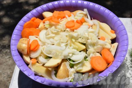 Разберем цветную капусту на соцветия. Лук, чеснок и морковь очистим, из болгарского перца удалим семенную коробку. Нарежем морковь на кружочки, лук - на полукольца, а чеснок - пластинами.