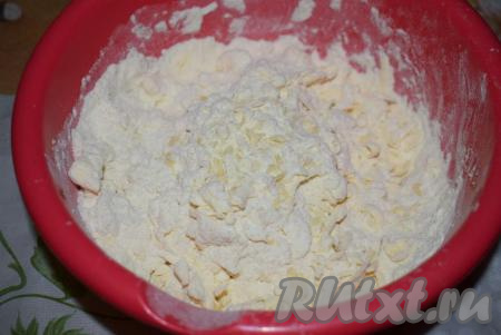 Далее растираем все ингредиенты в крошку.