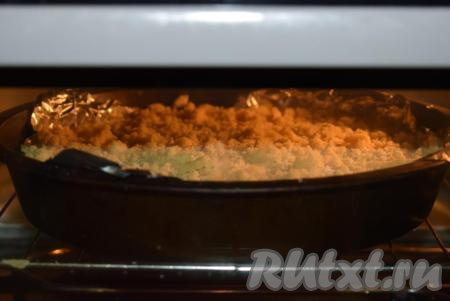 Подготовленный пирог с творогом и курагой ставим в разогретую духовку и выпекаем 35-40 минут при температуре 180 градусов.