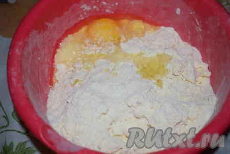 Добавляем к крошке яйцо и начинаем замешивать тесто.