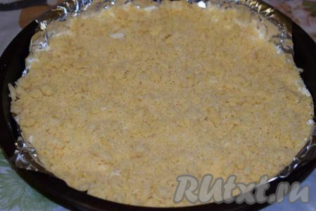 Сверху распределяем оставшуюся крошку из теста, равномерно покрывая всю начинку.