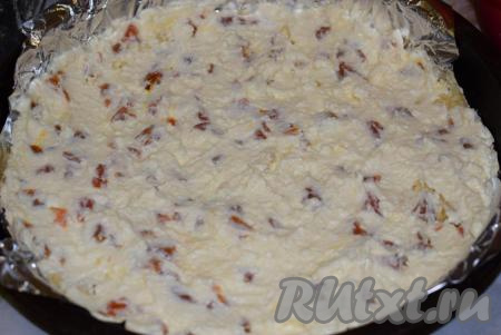 На крошку равномерно выкладываем приготовленную начинку из творога и кураги.