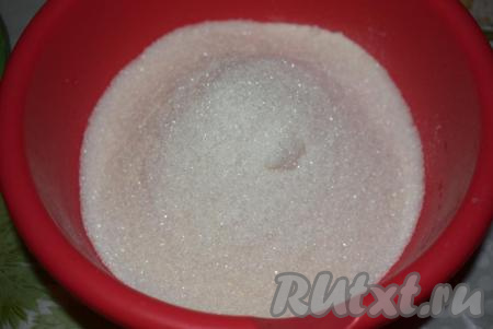 Сюда же всыпем сахар и перемешаем.
