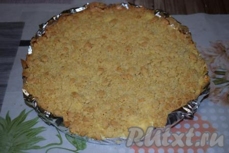 Готовый ароматный пирог достаём из духовки и охлаждаем, затем вынимаем его из формы и нарезаем на порционные кусочки.