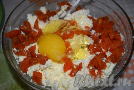 К творогу добавим кусочки кураги, сахар, сметану, яйцо и ванилин, хорошо перемешаем до однородности.