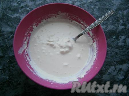 Поместить смесь в морозилку на 4-5 часов. Каждый час её нужно перемешивать.