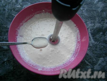 Должна получиться гладкая, однородная, жидковатая смесь.