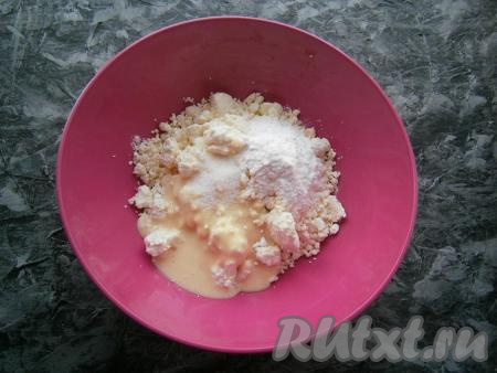 В творог добавить сахарную пудру, ванильный сахар и сгущенное молоко.