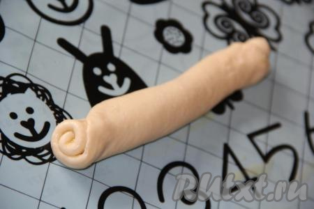 Скрутить тесто в трубочку.