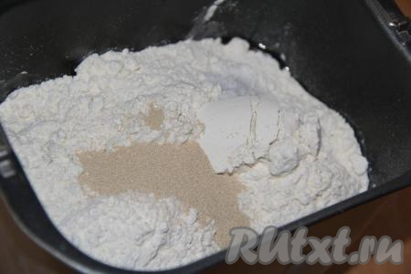 Всыпать просеянную муку, соль и дрожжи, установить режим "Замес теста" (в моей хлебопечки этот режим выполняется 1,5 часа). Если делать замес руками, тогда нужно соединить тёплые воду и молоко, добавить растительное масло, соль и сахар. Перемешать, а затем всыпать дрожжи и муку. Замесить мягкое и нежное тесто. Оставить тесто в тёплом месте, накрыв миску полотенцем, на 1,5 часа.