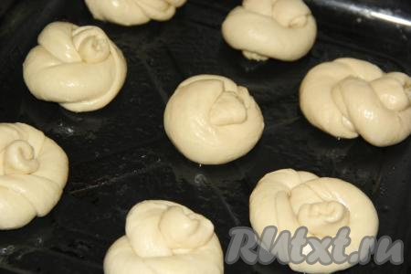 Выложить сформированные турецкие булочки на противень, смазанный растительным маслом. Ачму нужно выкладывать на расстоянии друг от друга, потому что она увеличится в размере в процессе расстойки.