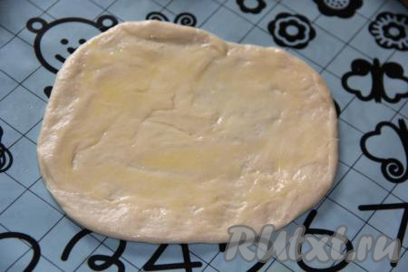 На силиконовом коврике (или на столе, припылённом мукой) каждую часть теста раскатать в круг и смазать растопленным не горячим сливочным маслом.&nbsp;